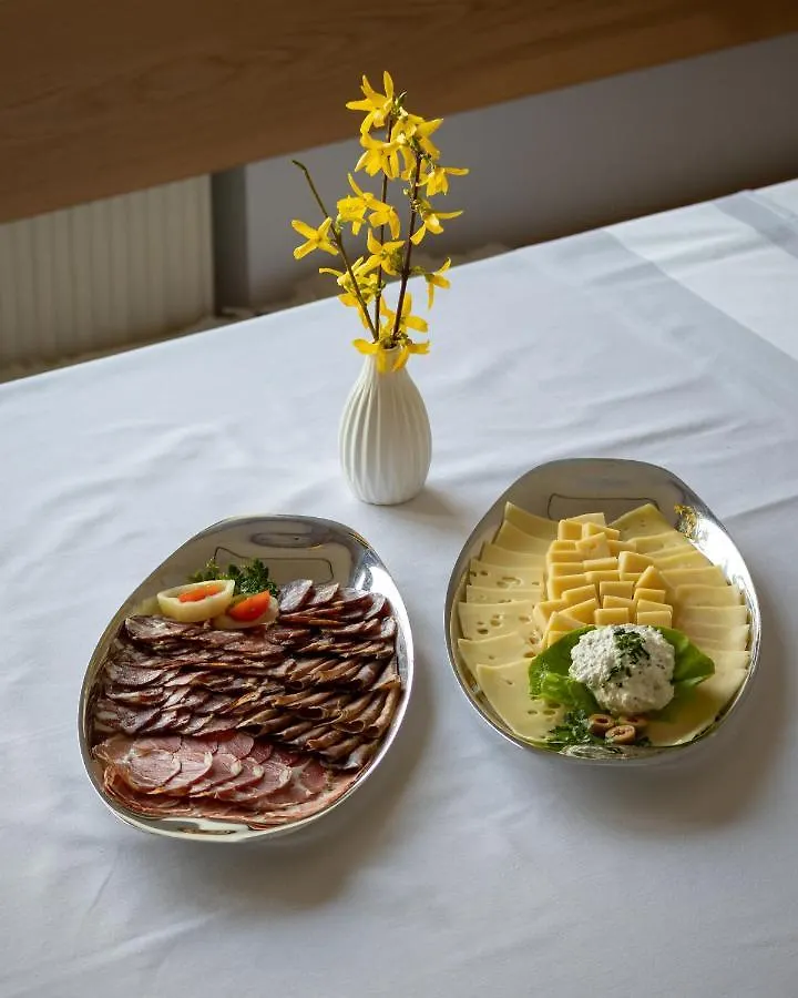 ŠenčurHisa Na Vrtuアパートメント ホームステイ
